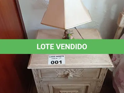 LOTE 001 - 01 CRIADO MUDO DE CABECEIRA EM MADEIRA COM 01 ABAJUR EM METAL (NO ESTADO, NÃO SABEMOS SE FUNCIONA. LEILÃO NÃO TEM GARANTIA E NEM DEVOLUÇÃO).