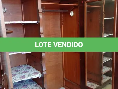LOTE 016 - 01 GUARDA-ROUPA 03 PORTAS EM MADEIRA ANTIGA (NO ESTADO, NÃO SABEMOS SE FUNCIONA. LEILÃO NÃO TEM GARANTIA E NEM DEVOLUÇÃO).