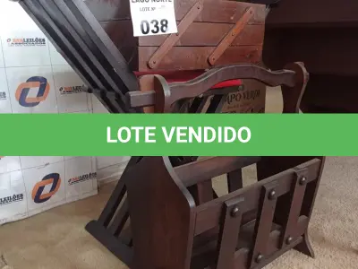 LOTE 038 - 01 LOTE COM CADEIRA EM MADEIRA ANTIGA, REVISTEIRO EM MADEIRA (NO ESTADO, NÃO SABEMOS SE FUNCIONA. LEILÃO NÃO TEM GARANTIA E NEM DEVOLUÇÃO).
