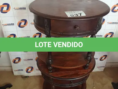 LOTE 037 - 02 MESINHAS REDONDAS COM GAVETA EM MADEIRA (NO ESTADO, NÃO SABEMOS SE FUNCIONA. LEILÃO NÃO TEM GARANTIA E NEM DEVOLUÇÃO).