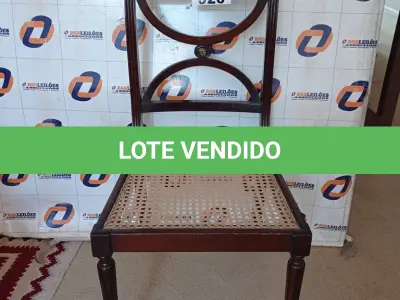 LOTE 020 - 01 MÁQUINA DE COSTURA SINGER COM CADEIRA ANTIGA EM MADEIRA ZIG ZAG MODELO 247 (NO ESTADO, NÃO SABEMOS SE FUNCIONA. LEILÃO NÃO TEM GARANTIA E NEM DEVOLUÇÃO).