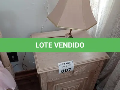 LOTE 007 - 01 CRIADO MUDO EM MADEIRA ANTIGA COM 01 ABAJUR EM METAL (NO ESTADO, NÃO SABEMOS SE FUNCIONA. LEILÃO NÃO TEM GARANTIA E NEM DEVOLUÇÃO).