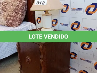 LOTE 012 - 01 CRIADO MUDO EM MADEIRA ANTIGA E 01 ABAJUR EM CERÂMICA (NO ESTADO, NÃO SABEMOS SE FUNCIONA. LEILÃO NÃO TEM GARANTIA E NEM DEVOLUÇÃO).