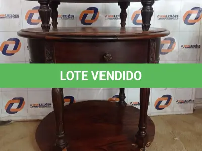 LOTE 037 - 02 MESINHAS REDONDAS COM GAVETA EM MADEIRA (NO ESTADO, NÃO SABEMOS SE FUNCIONA. LEILÃO NÃO TEM GARANTIA E NEM DEVOLUÇÃO).
