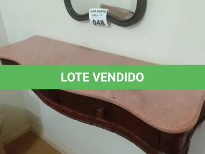 LOTE 048 - 01 ESPELHO COM MOLDURA EM MADEIRA E 01 PENTEADEIRA SUSPENSA COM 02 GAVETAS E EM PEDRA DE MÁRMORE ROSE.  (NO ESTADO, NÃO SABEMOS SE FUNCIONA. LEILÃO NÃO TEM GARANTIA E NEM DEVOLUÇÃO).