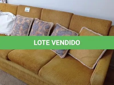 LOTE 031 - 01 SOFÁ 04 LUGARES AMARELO (NO ESTADO, NÃO SABEMOS SE FUNCIONA. LEILÃO NÃO TEM GARANTIA E NEM DEVOLUÇÃO).