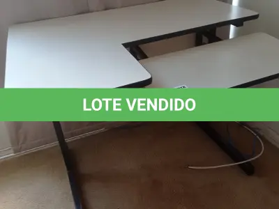 LOTE 046 - 01 MESA PARA COMPUTADOR (NO ESTADO, NÃO SABEMOS SE FUNCIONA. LEILÃO NÃO TEM GARANTIA E NEM DEVOLUÇÃO).