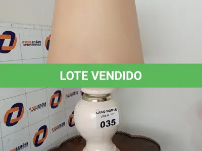 LOTE 035 - 01 ABAJUR EM CERÂMICA DECORATIVO.  (NO ESTADO, NÃO SABEMOS SE FUNCIONA. LEILÃO NÃO TEM GARANTIA E NEM DEVOLUÇÃO).