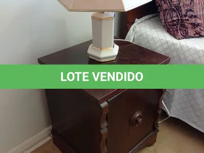 LOTE 015 - 01 CRIADO MUDO EM MADEIRA ANTIGA E 01 ABAJUR EM CERÂMICA (NO ESTADO, NÃO SABEMOS SE FUNCIONA. LEILÃO NÃO TEM GARANTIA E NEM DEVOLUÇÃO).