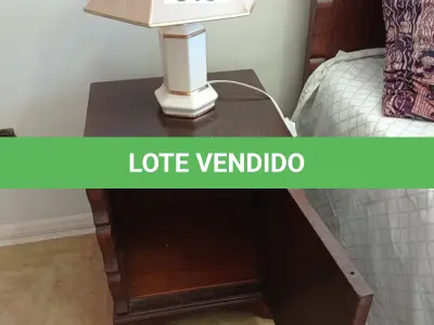 LOTE 015 - 01 CRIADO MUDO EM MADEIRA ANTIGA E 01 ABAJUR EM CERÂMICA (NO ESTADO, NÃO SABEMOS SE FUNCIONA. LEILÃO NÃO TEM GARANTIA E NEM DEVOLUÇÃO).