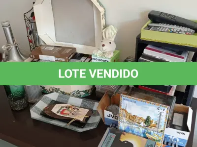LOTE 019 - 01 LOTE COM FITAS VHS, DVDS, LIVROS (NO ESTADO, NÃO SABEMOS SE FUNCIONA. LEILÃO NÃO TEM GARANTIA E NEM DEVOLUÇÃO).