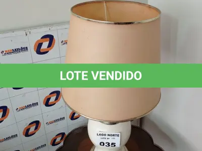 LOTE 035 - 01 ABAJUR EM CERÂMICA DECORATIVO.  (NO ESTADO, NÃO SABEMOS SE FUNCIONA. LEILÃO NÃO TEM GARANTIA E NEM DEVOLUÇÃO).