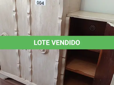 LOTE 004 - 01 ARMÁRIO EM MADEIRA ANTIGA (NO ESTADO, NÃO SABEMOS SE FUNCIONA. LEILÃO NÃO TEM GARANTIA E NEM DEVOLUÇÃO).