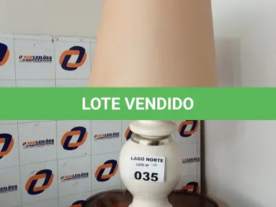 LOTE 035 - 01 ABAJUR EM CERÂMICA DECORATIVO.  (NO ESTADO, NÃO SABEMOS SE FUNCIONA. LEILÃO NÃO TEM GARANTIA E NEM DEVOLUÇÃO).