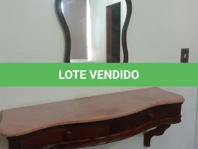 LOTE 048 - 01 ESPELHO COM MOLDURA EM MADEIRA E 01 PENTEADEIRA SUSPENSA COM 02 GAVETAS E EM PEDRA DE MÁRMORE ROSE.  (NO ESTADO, NÃO SABEMOS SE FUNCIONA. LEILÃO NÃO TEM GARANTIA E NEM DEVOLUÇÃO).
