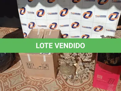 LOTE 250 - 03 LUSTRES EM METAL E VIDRO (NO ESTADO, NÃO SABEMOS SE FUNCIONA. LEILÃO NÃO TEM GARANTIA E NEM DEVOLUÇÃO).