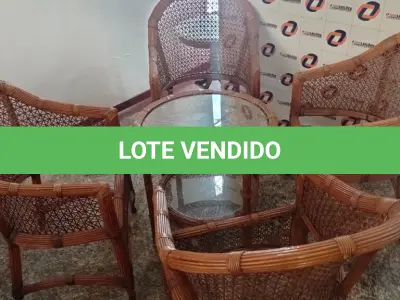LOTE 126 - 01 CONJUNTO DE POLTRONAS EM FIBRA SINTÉTICA COM MESINHA DE CENTRO (NO ESTADO, NÃO SABEMOS SE FUNCIONA. LEILÃO NÃO TEM GARANTIA E NEM DEVOLUÇÃO).