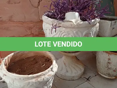 LOTE 264 - 05 JARROS EM CIMENTO E BARRO PARA PLANTAS (NO ESTADO, NÃO SABEMOS SE FUNCIONA. LEILÃO NÃO TEM GARANTIA E NEM DEVOLUÇÃO).