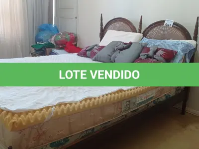 LOTE 051 - 01 CAMA CASAL EM MADEIRA ANTIGA COM COLCHOES (NO ESTADO, NÃO SABEMOS SE FUNCIONA. LEILÃO NÃO TEM GARANTIA E NEM DEVOLUÇÃO).
