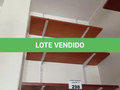 LOTE 298 - 01 PRATELEIRA EM MADEIRA (NO ESTADO, NÃO SABEMOS SE FUNCIONA. LEILÃO NÃO TEM GARANTIA E NEM DEVOLUÇÃO).