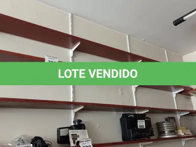 LOTE 300 - 01 PRATELEIRA EM MADEIRA (NO ESTADO, NÃO SABEMOS SE FUNCIONA. LEILÃO NÃO TEM GARANTIA E NEM DEVOLUÇÃO).