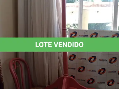 LOTE 183 - 01 LOTE COM CABIDEIRO, MESINHA EM MADEIRA E CADEIRA ANTIGA NA COR ROSA (NO ESTADO, NÃO SABEMOS SE FUNCIONA. LEILÃO NÃO TEM GARANTIA E NEM DEVOLUÇÃO).