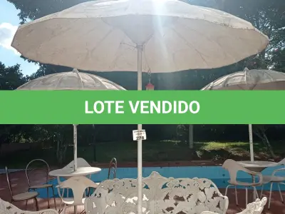 LOTE 278 - 01 CONJUNTO DE CADEIRAS DE FERRO FUNDIDO BRANCAS PARA JARDIM COM SOMBREIRO (NO ESTADO, NÃO SABEMOS SE FUNCIONA. LEILÃO NÃO TEM GARANTIA E NEM DEVOLUÇÃO).