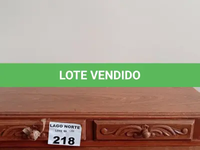 LOTE 218 - 01 MÓVEL ANTIGO EM MADEIRA (NO ESTADO, NÃO SABEMOS SE FUNCIONA. LEILÃO NÃO TEM GARANTIA E NEM DEVOLUÇÃO).