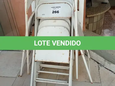 LOTE 266 - 02 MESAS QUADRADAS EM FERRO E 08 CADEIRAS DOBRÁVEIS EM FERRO (NO ESTADO, NÃO SABEMOS SE FUNCIONA. LEILÃO NÃO TEM GARANTIA E NEM DEVOLUÇÃO).