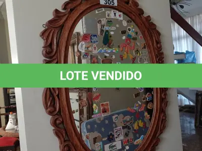 LOTE 305 - 01 ESPELHO EM MADEIRA ENTALHADA (NO ESTADO, NÃO SABEMOS SE FUNCIONA. LEILÃO NÃO TEM GARANTIA E NEM DEVOLUÇÃO).