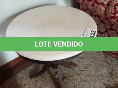 LOTE 123 - 01 MESINHA DE CENTRO EM MADEIRA COM TAMPO EM MÁRMORE BRANCA (NO ESTADO, NÃO SABEMOS SE FUNCIONA. LEILÃO NÃO TEM GARANTIA E NEM DEVOLUÇÃO).