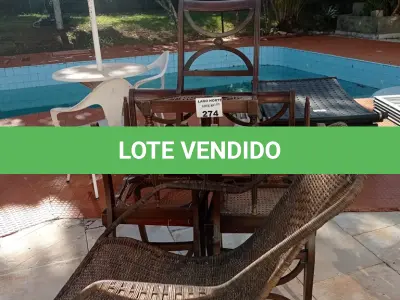 LOTE 274 - 05 CADEIRAS EM MADEIRA ANTIGA E 01 CADEIRA DE BALANÇO EM FIBRA SINTÉTICA (NO ESTADO, NÃO SABEMOS SE FUNCIONA. LEILÃO NÃO TEM GARANTIA E NEM DEVOLUÇÃO).