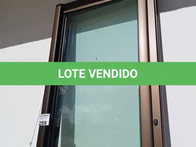 LOTE 259 - 03 PORTAS DE CORRER DE VIDRO COM MOLDURA EM ALUMÍNIO (NO ESTADO, NÃO SABEMOS SE FUNCIONA. LEILÃO NÃO TEM GARANTIA E NEM DEVOLUÇÃO).