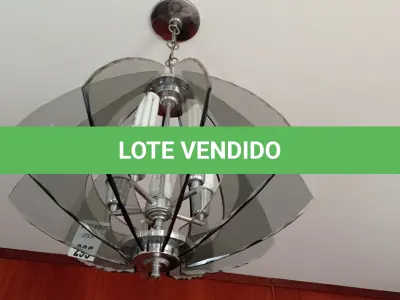 LOTE 295 - 01 LUSTRE DE TETO COM VIDROS E LÂMPADAS (NO ESTADO, NÃO SABEMOS SE FUNCIONA. LEILÃO NÃO TEM GARANTIA E NEM DEVOLUÇÃO).