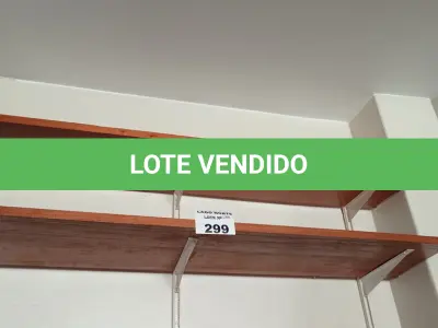 LOTE 299 - 01 PRATELEIRA EM MADEIRA (NO ESTADO, NÃO SABEMOS SE FUNCIONA. LEILÃO NÃO TEM GARANTIA E NEM DEVOLUÇÃO).