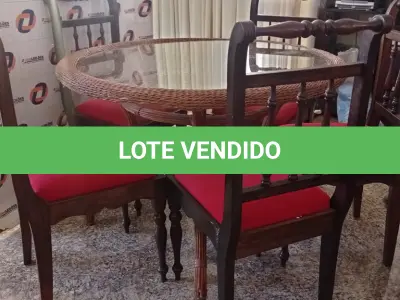 LOTE 141 - 01 MESA REDONDA DE FIBRA SINTÉTICA COM 05 CADEIRAS EM MADEIRA ANTIGA DO ASSENTO VERMELHO (NO ESTADO, NÃO SABEMOS SE FUNCIONA. LEILÃO NÃO TEM GARANTIA E NEM DEVOLUÇÃO).