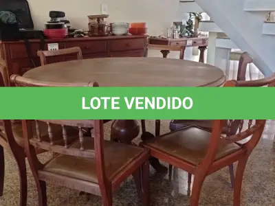 LOTE 140 - 01 MESA REDONDA EM MADEIRA COM 06 CADEIRAS EM MADEIRA ANTIGA (NO ESTADO, NÃO SABEMOS SE FUNCIONA. LEILÃO NÃO TEM GARANTIA E NEM DEVOLUÇÃO).