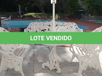 LOTE 273 - 01 CONJUNTO DE CADEIRAS DE FERRO FUNDIDO BRANCAS PARA JARDIM COM SOMBREIRO (NO ESTADO, NÃO SABEMOS SE FUNCIONA. LEILÃO NÃO TEM GARANTIA E NEM DEVOLUÇÃO).