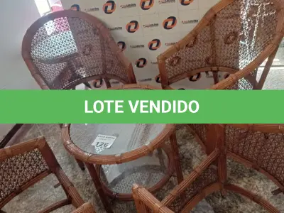 LOTE 126 - 01 CONJUNTO DE POLTRONAS EM FIBRA SINTÉTICA COM MESINHA DE CENTRO (NO ESTADO, NÃO SABEMOS SE FUNCIONA. LEILÃO NÃO TEM GARANTIA E NEM DEVOLUÇÃO).
