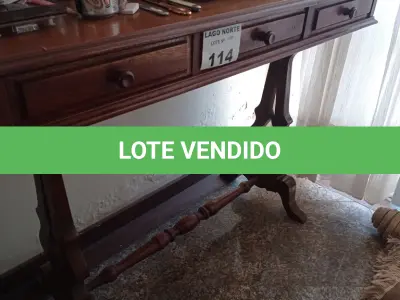 LOTE 114 - 01 APARADOR EM MADEIRA COM 03 GAVETAS (NO ESTADO, NÃO SABEMOS SE FUNCIONA. LEILÃO NÃO TEM GARANTIA E NEM DEVOLUÇÃO).