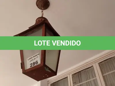 LOTE 286 - 02 LUSTRES ANTIGOS COM VIDROS (NO ESTADO, NÃO SABEMOS SE FUNCIONA. LEILÃO NÃO TEM GARANTIA E NEM DEVOLUÇÃO).