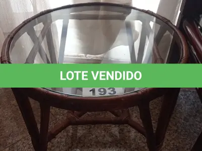 LOTE 193 - 01 MESINHA DE CENTRO REDONDA (NO ESTADO, NÃO SABEMOS SE FUNCIONA. LEILÃO NÃO TEM GARANTIA E NEM DEVOLUÇÃO).