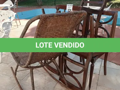 LOTE 274 - 05 CADEIRAS EM MADEIRA ANTIGA E 01 CADEIRA DE BALANÇO EM FIBRA SINTÉTICA (NO ESTADO, NÃO SABEMOS SE FUNCIONA. LEILÃO NÃO TEM GARANTIA E NEM DEVOLUÇÃO).