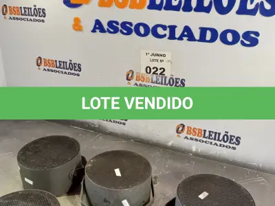 LOTE 022 - 04 ALTO-FALANTES COM SUPORTE DE FERRO. (NO ESTADO, LEILÃO NÃO TEM GARANTIA E NEM DEVOLUÇÃO, SUJEITO A POSSÍVEIS AVARIAS VISÍVEIS/OCULTAS E/OU AUSÊNCIA DE COMPONENTES).