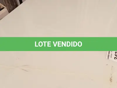 LOTE 242 - 01 MESA EM MADEIRA COM TAMPO EM VIDRO (NO ESTADO, NÃO SABEMOS SE FUNCIONA. LEILÃO NÃO TEM GARANTIA E NEM DEVOLUÇÃO).