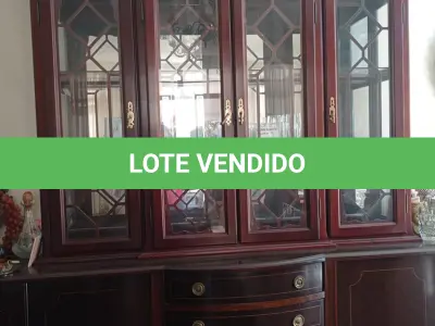 LOTE 178 - 01 CRISTALEIRA ANTIGA (NO ESTADO, NÃO SABEMOS SE FUNCIONA. LEILÃO NÃO TEM GARANTIA E NEM DEVOLUÇÃO).
