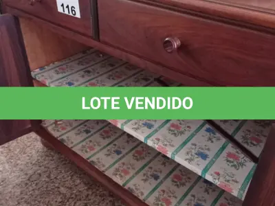 LOTE 116 - 01 ARMÁRIO EM MADEIRA COM 03 GAVETAS E 03 PORTAS (NO ESTADO, NÃO SABEMOS SE FUNCIONA. LEILÃO NÃO TEM GARANTIA E NEM DEVOLUÇÃO).