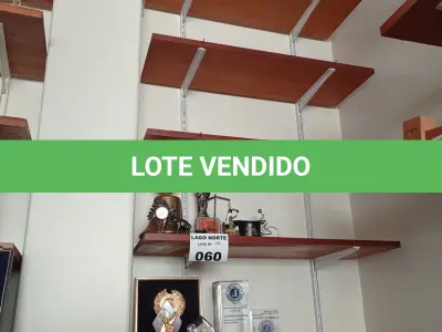 LOTE 298 - 01 PRATELEIRA EM MADEIRA (NO ESTADO, NÃO SABEMOS SE FUNCIONA. LEILÃO NÃO TEM GARANTIA E NEM DEVOLUÇÃO).