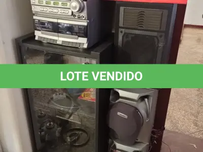 LOTE 142 - 01 MICRO SYSTEM PHILIPS E UM TOCA DISCO COM VARIA FITAS CASSETE ANTIGA (NO ESTADO, NÃO SABEMOS SE FUNCIONA. LEILÃO NÃO TEM GARANTIA E NEM DEVOLUÇÃO). 