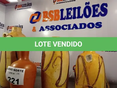LOTE 221 - 04 JARROS EM BARRO PARA DECORAÇÃO (NO ESTADO, NÃO SABEMOS SE FUNCIONA. LEILÃO NÃO TEM GARANTIA E NEM DEVOLUÇÃO).